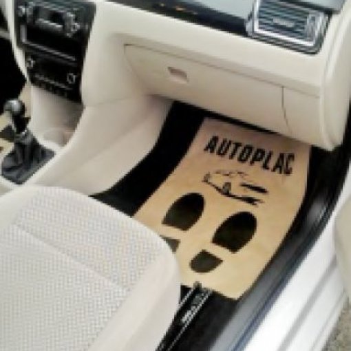 Ochranný papierový koberec do auta